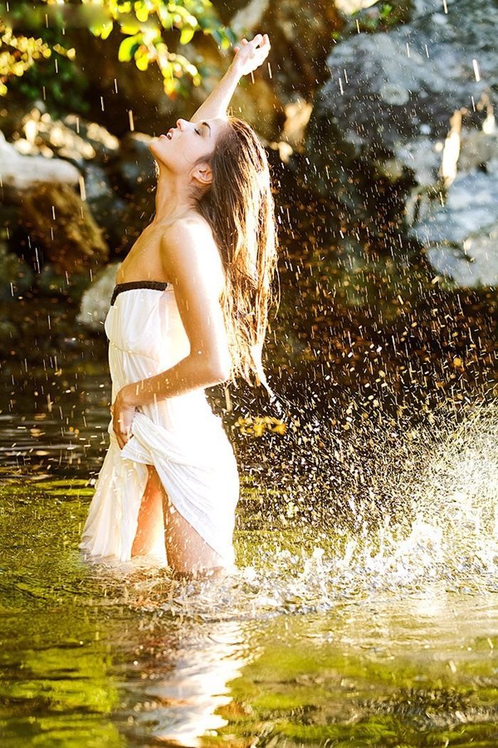 Marie Avgeropoulos in Pontianak