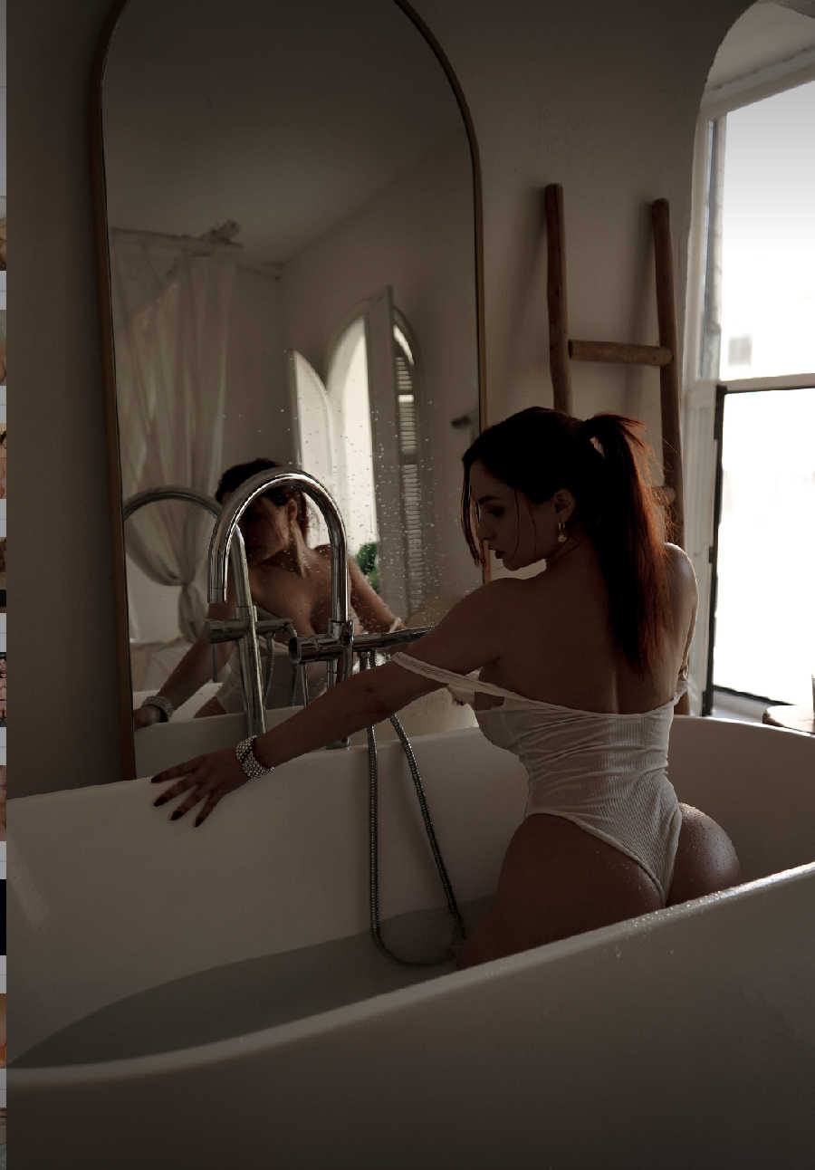 A playful frame from Miranda Faith nude — online in Pontianak