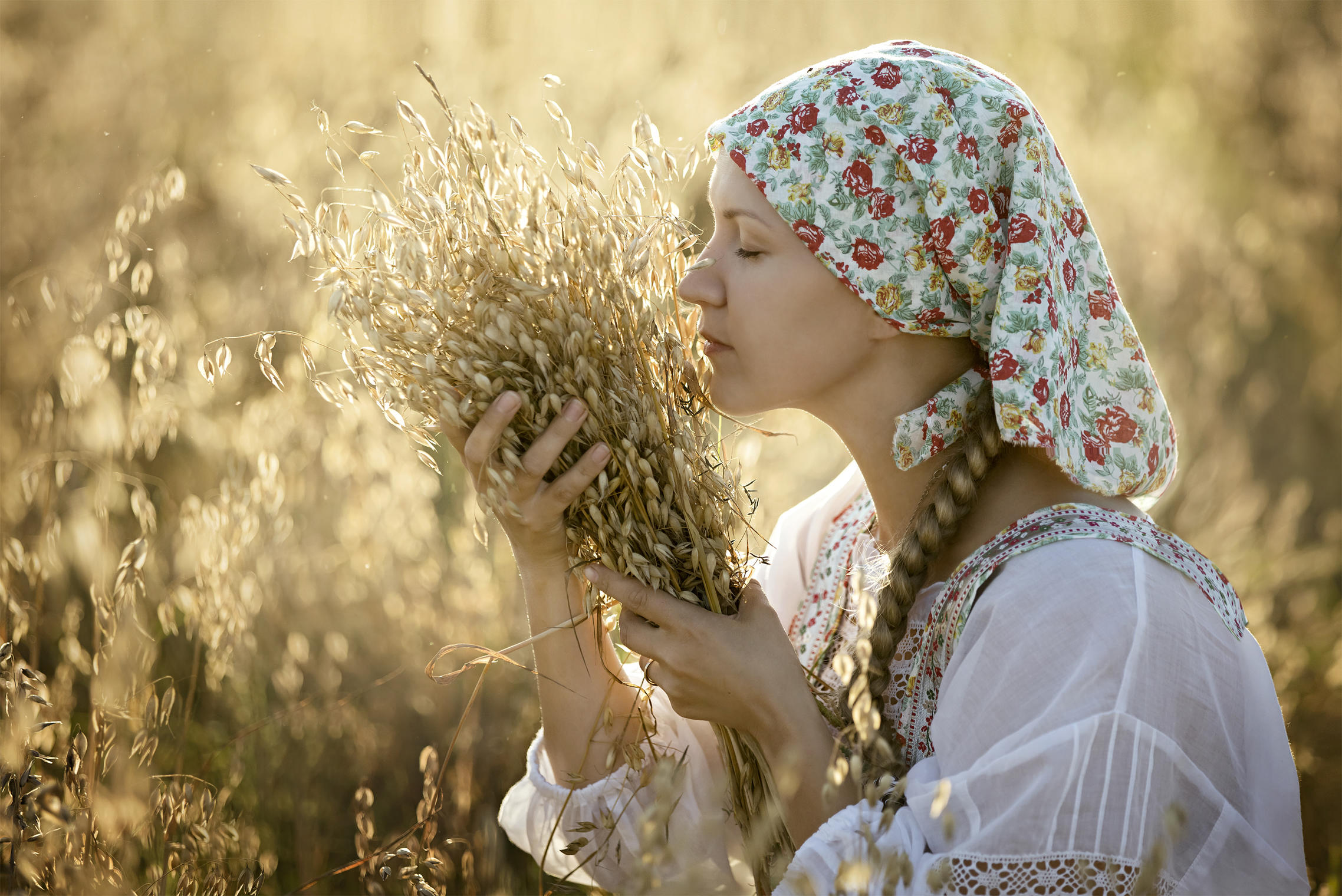 Photo Women in Slavic costumes in Pontianak