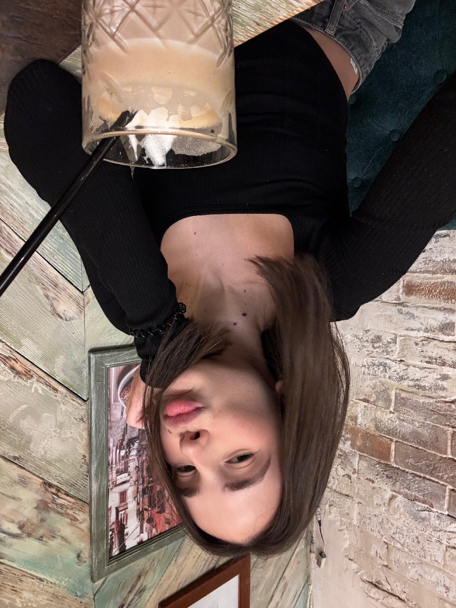 Fresh photos, fresh mood — Tina online in Pontianak